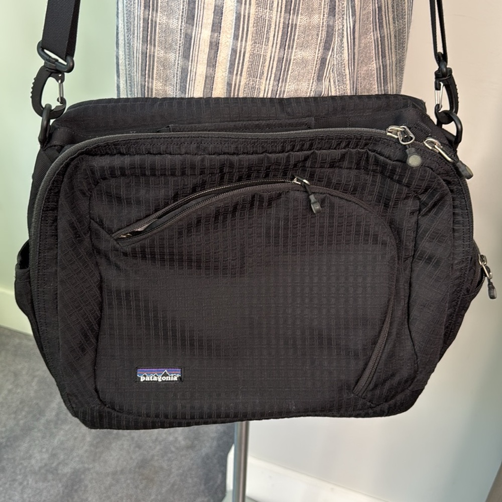 Patagonia Black Duffle EUC Large - Picture 2 of 9